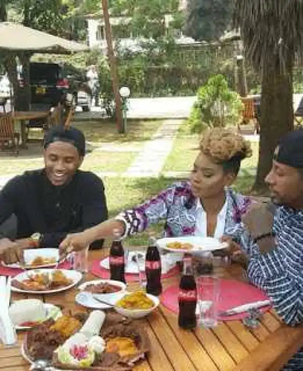 Photos: Yemi Alade Introduce Nigerian Jollof Rice To American Singer, Trey Songz